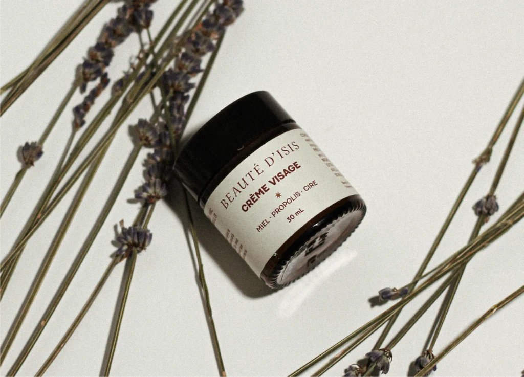 Pot de crème Beauté d'Isis parmi la lavande, identité visuelle de marque cosmétique